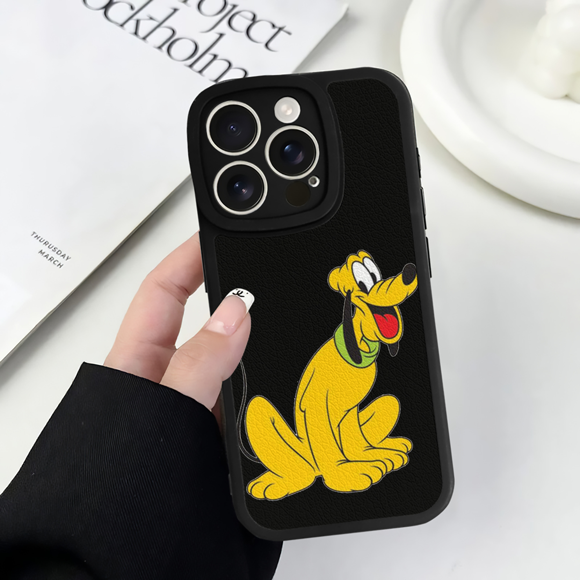 （画像用） ミッキーマウス Mickey Mouse 【iPhone 16シリーズ対応】シリコンスマホケース（レザー調） 材質：シリコン